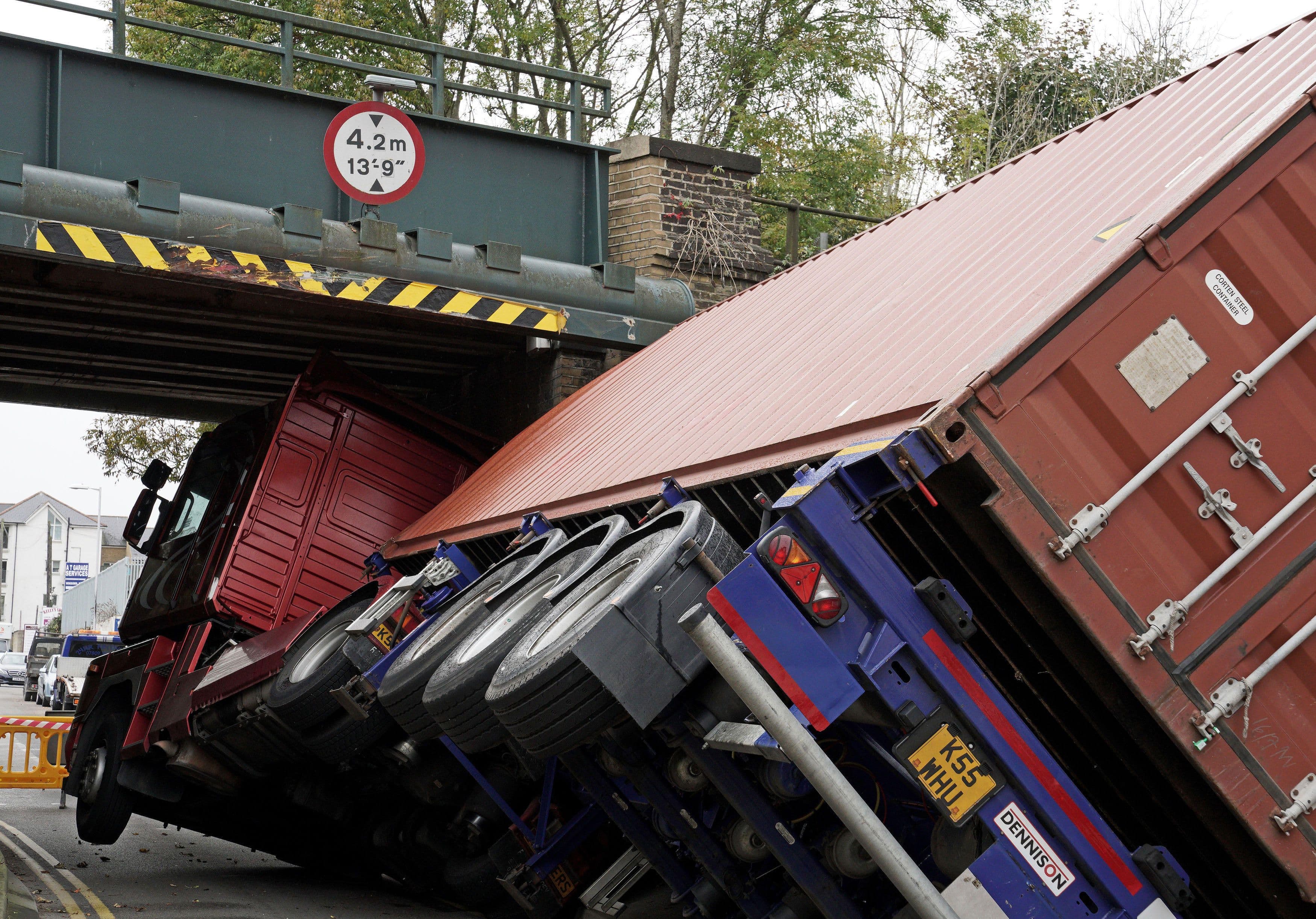 Durite showcases new AI low bridge detection and new warning lamp technology at FORS Conference