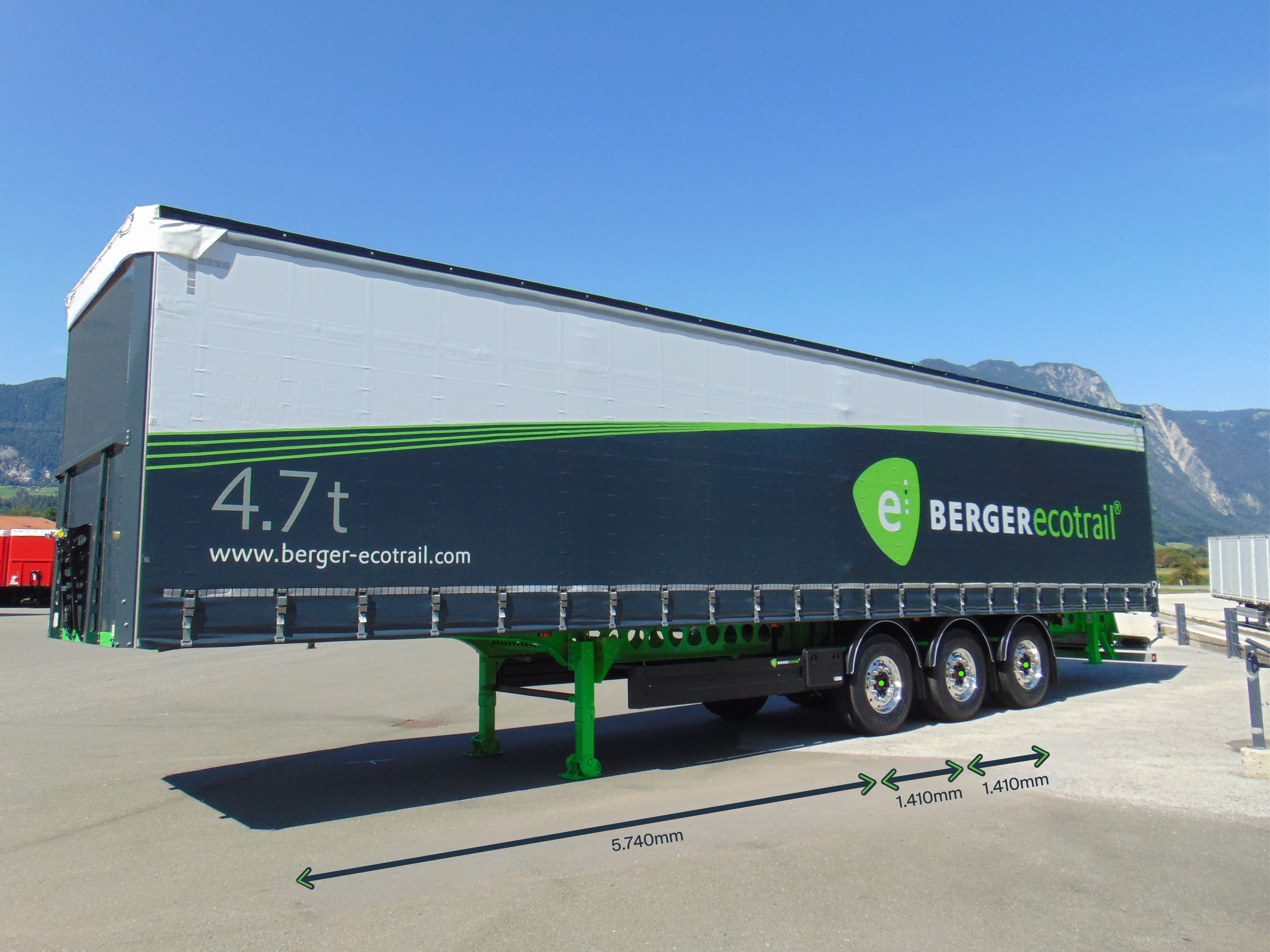 The new lightweight ecoCHAMP LTO curtainsider semi-trailer by BERGERecotrail® for maximum payload reduces journeys by up to 10 percent and is also ideally suited for use with e-tractor units